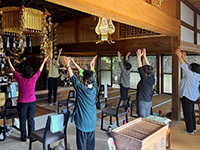 静岡県伊豆の国市大仁の龍源寺でチェアヨガを開催しております